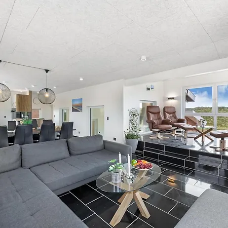 Family-friendly With Indoor Pool And Outdoor 100 Meters From The North Sea Feriehus