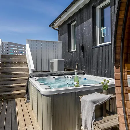 Family-friendly With Indoor Pool And Outdoor 100 Meters From The North Sea Feriehus *