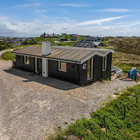 Family-friendly With Indoor Pool And Outdoor 100 Meters From The North Sea Feriehus